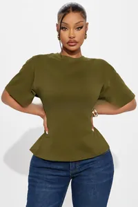 Vue de face du t-shirt vert armée à col rond avec coupe ajustée et texture de tissu lisse