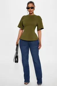 T-shirt slim vert olive à manches courtes avec fermeture éclair au dos et fentes latérales