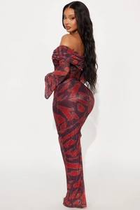 Détail d'une robe longue à épaules dénudées avec imprimé de flammes rouges et violettes