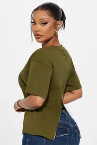 Détail du t-shirt vert olive présentant une fermeture éclair métallique au dos complet