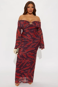 Détail de robe longue à épaules dénudées avec imprimé tigre, boucle métal et tissu scintillant