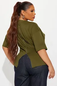 Détail du dos d'un t-shirt vert olive avec fermeture éclair intégrale et ourlet fendu