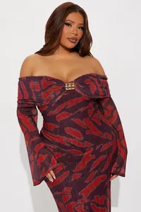 Détail de robe à épaules dénudées avec tissu texturé violet et anneaux dorés