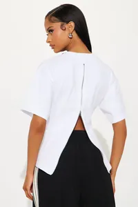 Détail de la fermeture éclair intégrale au dos d'un t-shirt blanc en coton à manches courtes