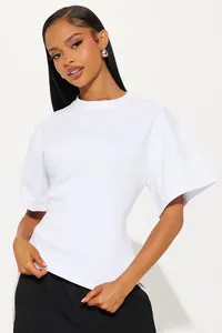 Détail d'un t-shirt blanc avec fermeture éclair au dos et fente sur l'ourlet bas