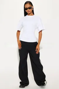 Détail du t-shirt blanc à col rond pour femme avec fente latérale et zip au dos élégant