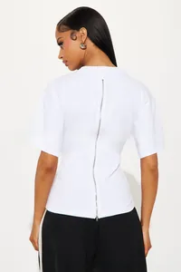 Vue arrière d'un t-shirt blanc pour femme avec fermeture éclair argentée sur toute la longueur