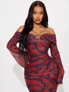 Robe longue à épaules dénudées avec imprimé tigre violet et boucles dorées