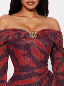 Robe moulante à épaules dénudées avec imprimés abstraits rouges et boucles dorées