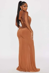 Détails du dos d'une robe dos nu marron caramel avec fronces et design dos ouvert chic