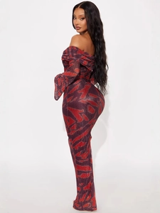 Robe longue moulante à épaules dénudées avec imprimé zébré abstrait rouge et violet
