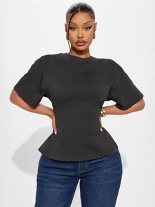 T-shirt noir cintré pour femme avec col rond, fermeture éclair au dos et fente