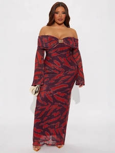 Robe longue moulante à épaules dénudées avec imprimé abstrait rouge et violet