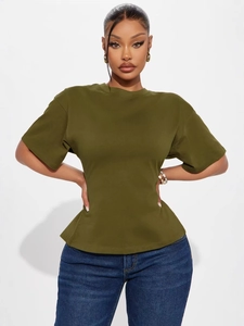 T-shirt à manches courtes vert olive avec col rond et épaules tombantes sur mannequin