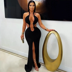 Détail d'une robe moulante noire avec anneaux dorés découpés et fente haute sexy