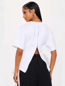 T-shirt chic blanc à manches courtes avec un zip fonctionnel unique sur toute la longueur du dos