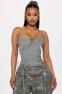 Détail d'un haut court corset gris avec lacets croisés et maille élastique douce