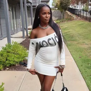 Détail de la robe blanche moulante à manches longues avec lettrage DISSOCIO noir imprimé