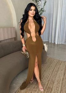 Détail de la robe licou marron avec boucle métallique et découpe à la taille sexy