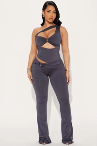 Détail du haut à découpes avec boucle métallique et pantalon évasé assorti gris anthracite