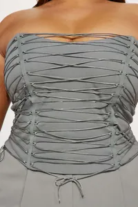 Gros plan sur un haut tube gris avec laçage croisé et détails de corset ajusté sexy
