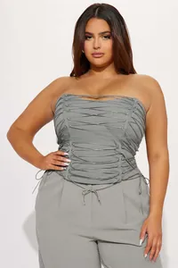 Détail macro du haut corset gris avec un design de laçage croisé complexe et chic