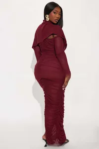 Dettaglio dell'abito rosso vino con arricciatura sul retro e silhouette slim fit