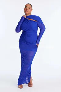Dettaglio dell'abito lungo in mesh arricciato blu reale con scollatura e vestibilità slim