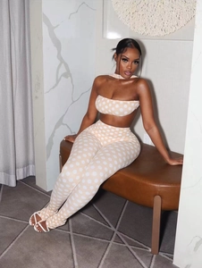 Ensemble haut bandeau à pois et leggings taille haute beige et blanc avec collier
