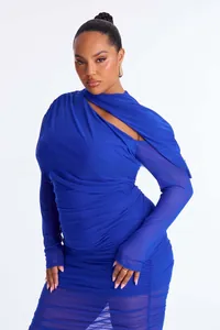 Dettaglio dell'abito arricciato blu reale con taglio monospalla e trama in mesh