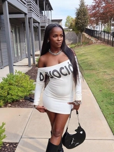 Robe Courte Bodycon à Une Épaule Imprimé Lettres Manches Longues pour Femmes Coupe Ajustée Style de Rue Élastique Sexy Beige