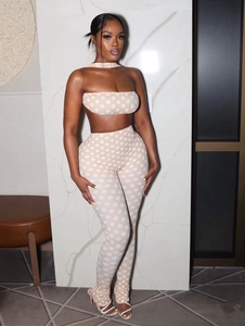 Ensemble deux pièces avec crop top dos nu à pois et pantalon ajusté à taille haute