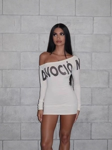 Robe mini à manches longues blanc cassé à épaules dénudées avec texte Devoción