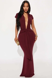 Détail d'une robe moulante bordeaux à col en V avec nœud et rubans à la taille