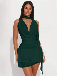 Ärmelloses dunkelgrünes Neckholder-Kleid mit tiefem V-Ausschnitt und gestuftem Rüschensaum
