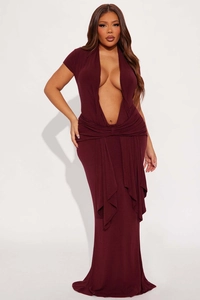 Détail du col en V profond et du drapé à la taille sur une robe moulante bordeaux
