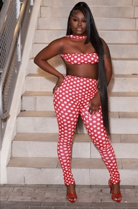Détail de l'ensemble deux pièces rouge à pois avec haut licou et legging à taille haute