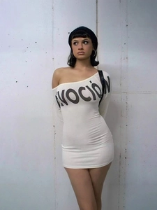 Robe moulante blanche à épaules dénudées et manches longues avec imprimé EMOCIÓN