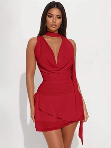 Sexy rotes Neckholder-Minikleid mit tiefem V-Ausschnitt und gestuften Chiffon-Rüschen