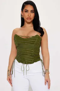 Détail d'un haut corset vert armée en maille côtelée avec laçage croisé devant
