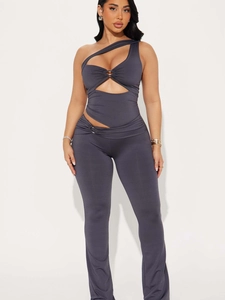 Combinaison grise à une épaule dénudée avec anneaux métalliques et pantalon évasé chic