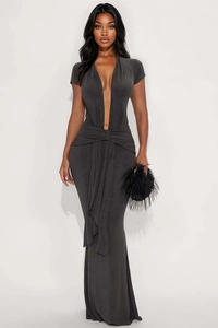 Détail du décolleté en V profond et du nœud à la taille sur la robe maxi gris foncé