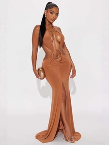 Robe longue caramel avec découpe, anneau métallique et fente haute sur le devant