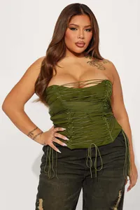 Détail du corset vert armée avec laçage croisé complexe et œillets métalliques pour femme