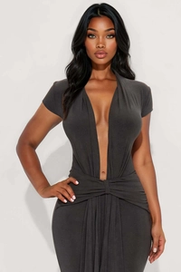 Détail du décolleté en V profond et de la taille nouée sur la robe moulante grise