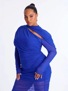 Abito aderente blu reale con arricciature, scollo asimmetrico e maniche in mesh
