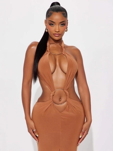 Robe longue dos nu marron avec anneaux métalliques dorés et découpes latérales chic