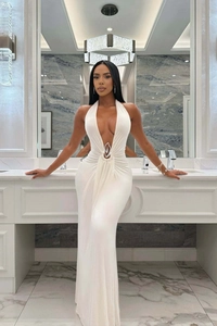 Elegantes weißes Neckholder-Kleid mit tiefem V-Ausschnitt und Taillenring aus Metall
