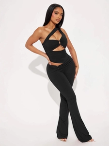 Ensemble sexy noir deux pièces avec haut court ajouré et pantalon évasé taille haute