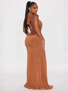 Robe longue moulante marron dos nu avec détails froncés et ourlet queue de sirène